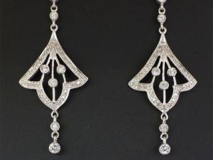 Pendientes largos Belle Époque de diamantes en oro de 18k y diamantes talla brillante y 8/8. Cierre de mariposa. Medidas4,4x1,8cm. Peso 5,2g