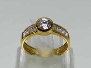 Sortija Oro Amarillo 18K y Circonitas. Talla 13, Peso 3g.