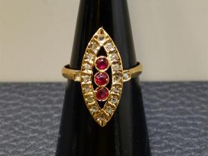 Sortija lanzadera en oro de 18k con diamantes talla rosa y símil de rubíes. Mediados del siglo XX. Talla 14. Peso 2,30g