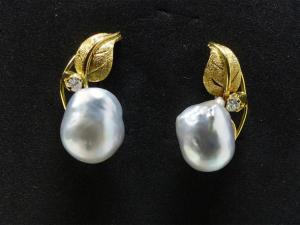 Pendientes colgantes de oro y perlas en oro de 18k, diamantes talla 8/8 y perlas barrocas australianas. Cierre de mariposa. Largo 2cm. Perlas diámetro. 11,5-12x9,5mm. Peso 5,6g
