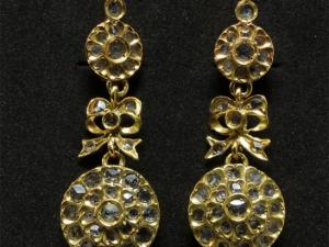 Pendientes largos Belle Époque en oro de 18k y diamantes talla rosa. Cierre catalán. Hacia 1910. Medidas 4x1,3cm. Peso 4,75g