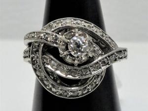 Sortija de platino con diamante central en talla brillante de aprox. 0,4ct y diamantes en talla rosa coronada. Hacia 1950. Talla 9. Peso 5.6g