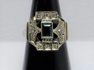 Sortija en oro de 18k con diamantes y esmeralda central sintética talla esmeralda. Hacia 1960-1970. Talla 10. Peso 6,40g